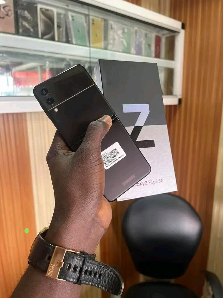 Samsung Galaxy Z Flip4 Smartphone