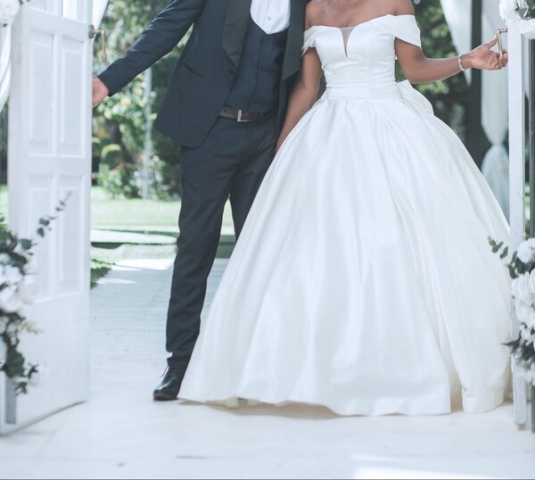 Wedding dress for sell.K5000 fits size 8,10 and 12