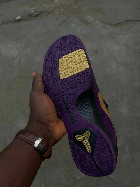Chaussures de basketball violettes