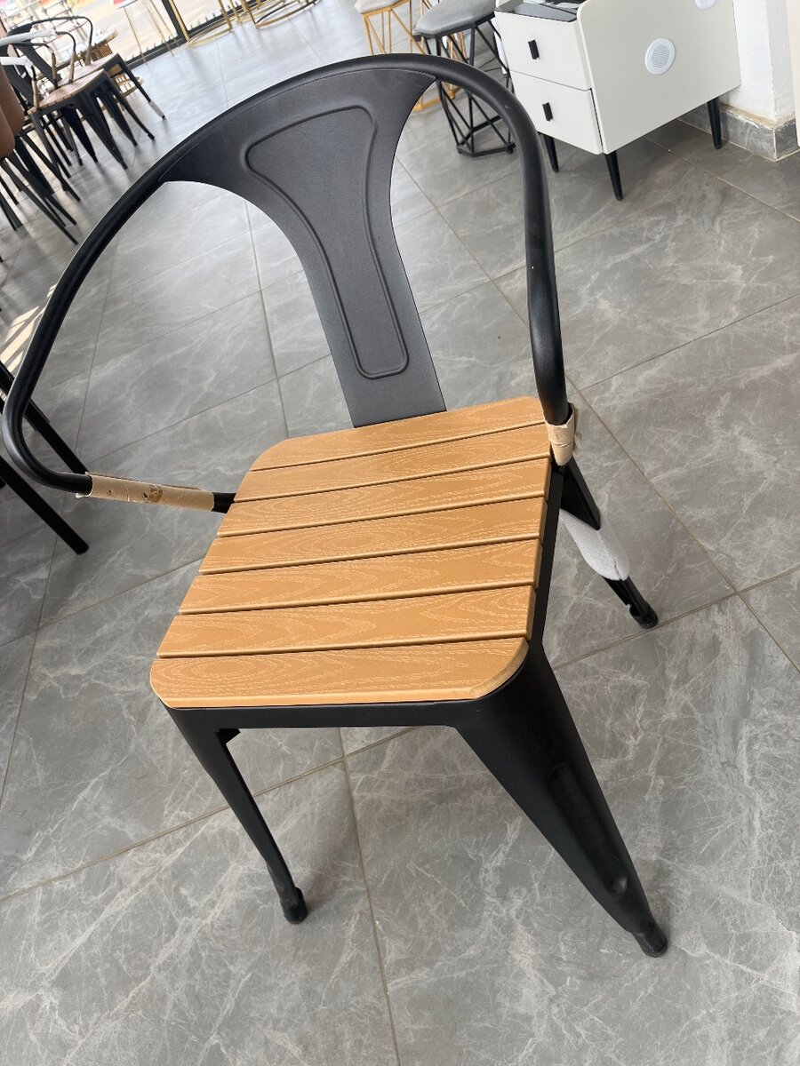 Chaise en fer massif élégant