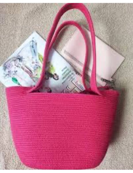 Sac à main tissé rose