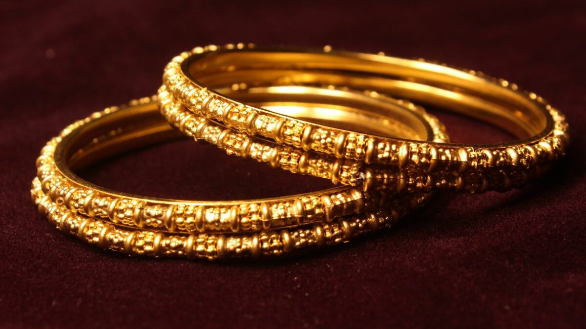 Casual Golden Color Design Bagles