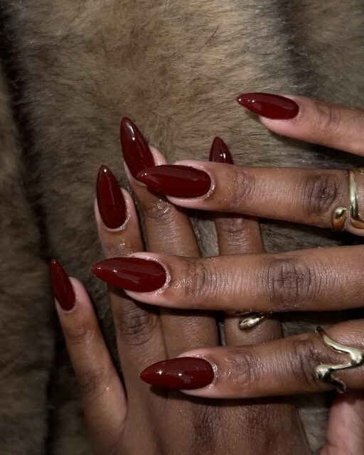 Ongles faux bordeaux élégants