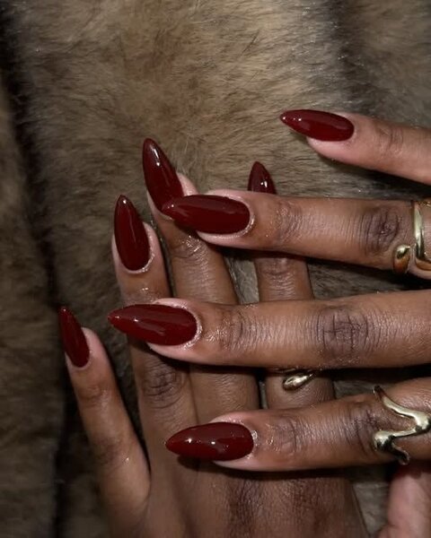 Ongles faux bordeaux élégants