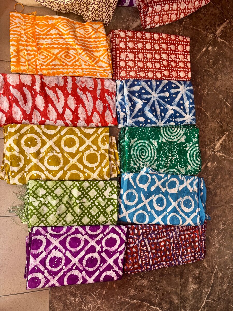 Étoffes colorées en batik