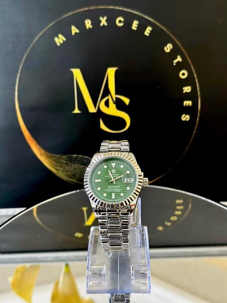 Women's wristwatch with metal bracelet