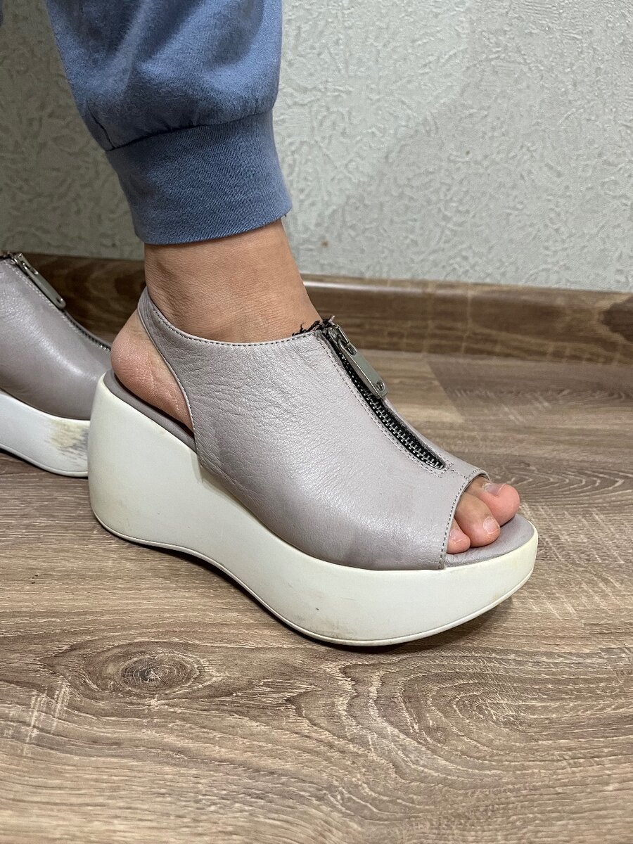 Серые босоножки на платформе