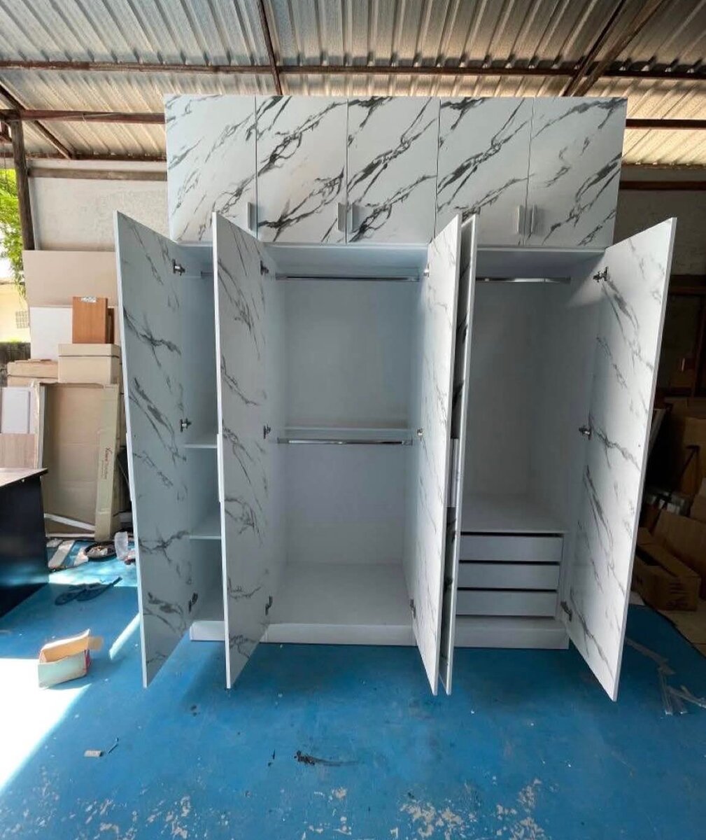 Armoire en marbre blanc avec portes