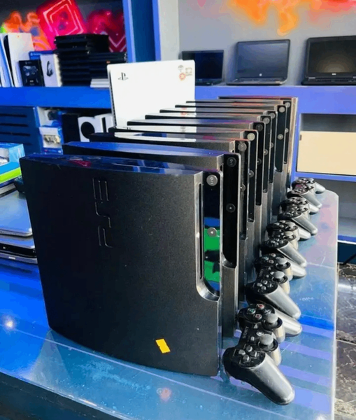 Console de jeu avec manettes