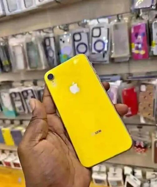 iPhone jaune élégant