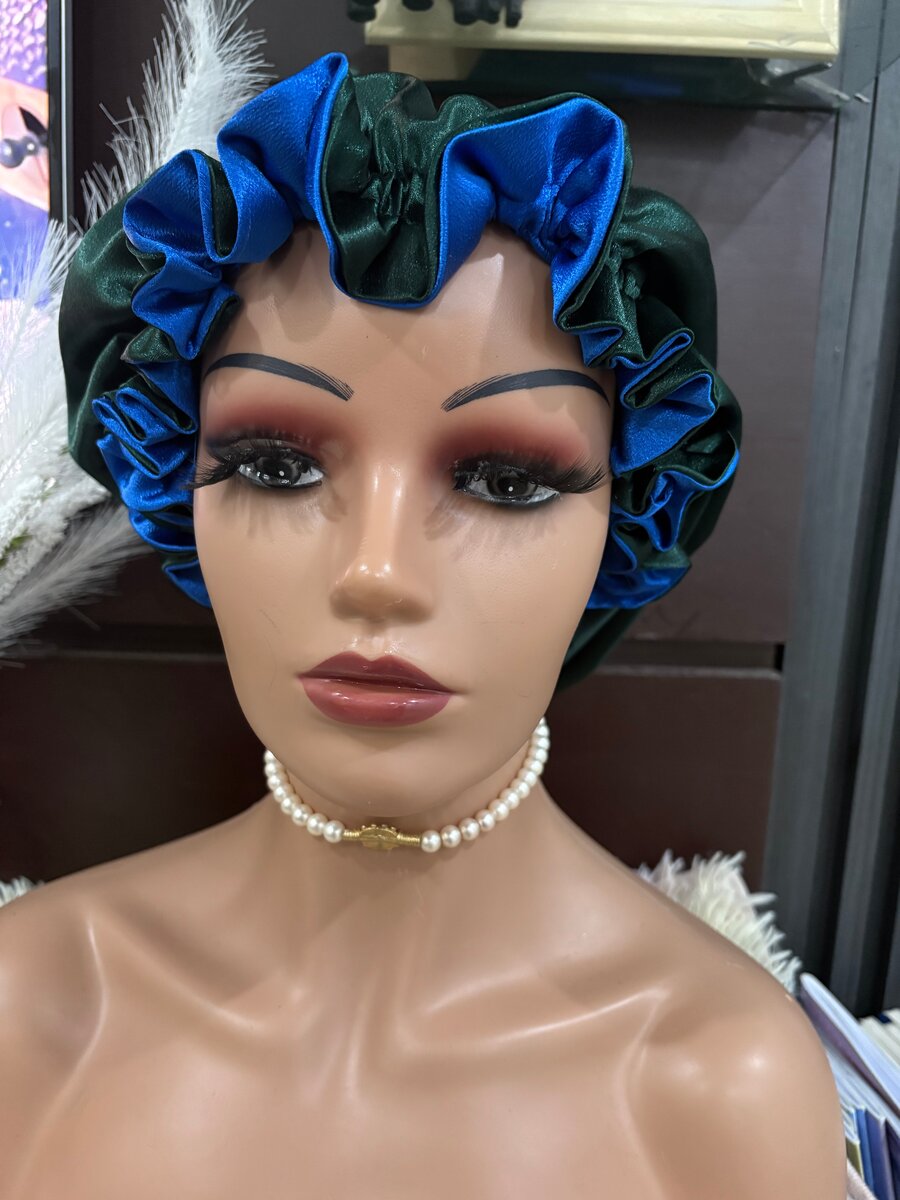 Bonnet en satin réversible