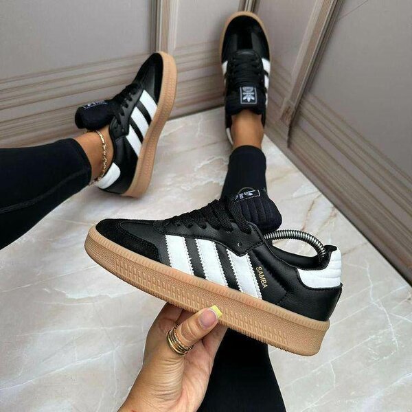 Chaussures de sport noires et blanches