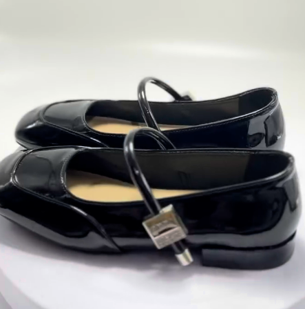 Эти лакированные балетки сочетают в себе роскошь и комфорт, идеально подходя как для повседневной использования, так и для особых случаев. 😍