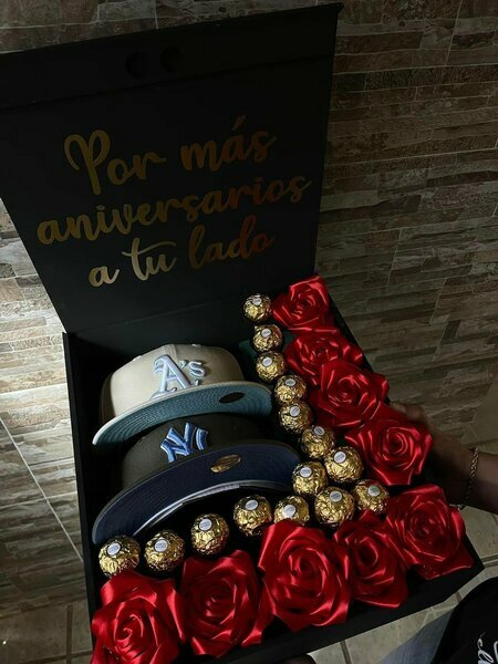 Box casquettes Ferrero/roses