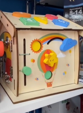 Развивающие домики идеально подходят для малышей. Эти игрушки направлены на развитие мелкой моторики, логического мышления и сенсорного восприятия.