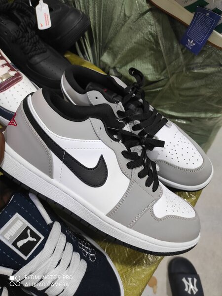 Baskets basses rétro élégantes