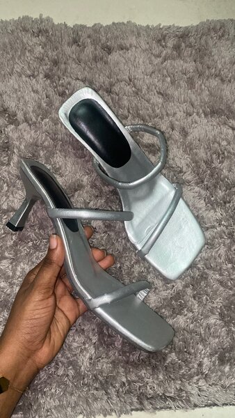 Sandales à talons argentées