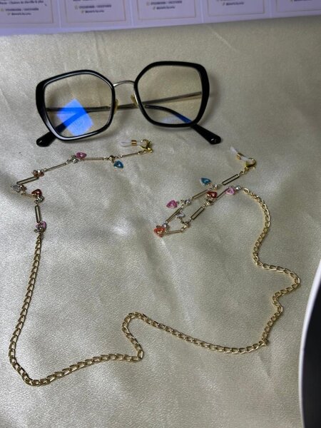 Lunettes élégantes avec chaîne