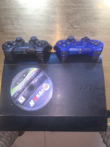 Console Sony PS3 avec manettes