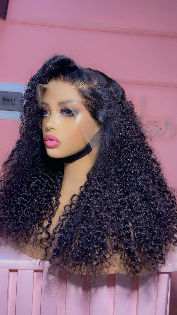 Perruque en dentelle bouclée