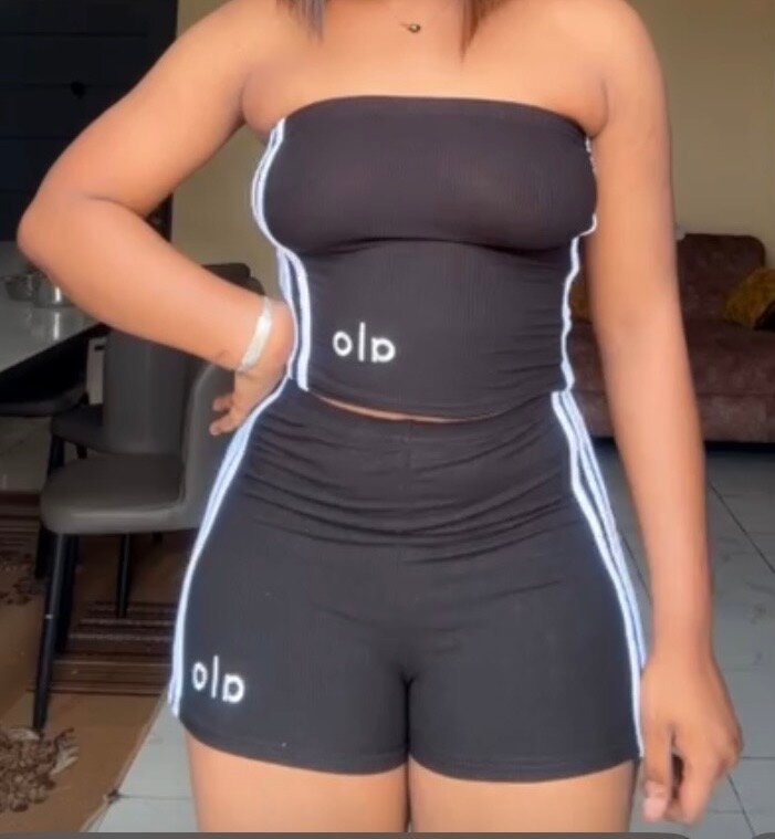 Tenue courte noire femme