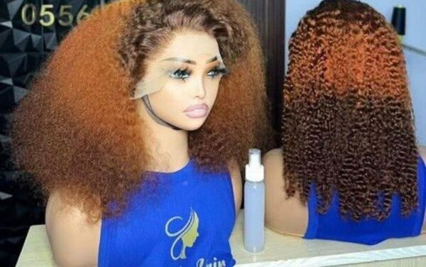 Perruque en dentelle bouclée