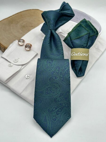 Flying tie with pocket square