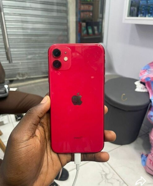 iPhone rouge avec double caméra
