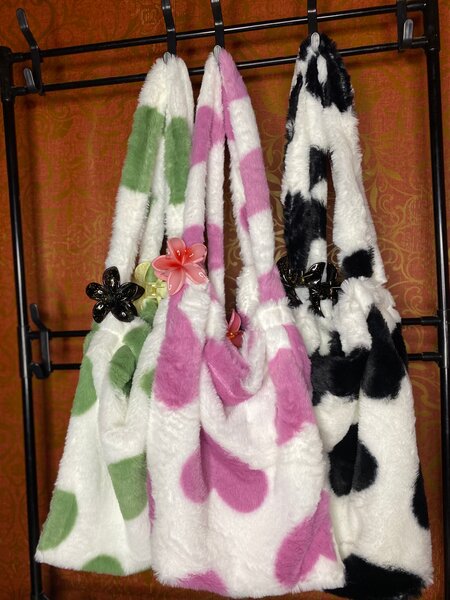 Sac fourrure à motifs cœurs