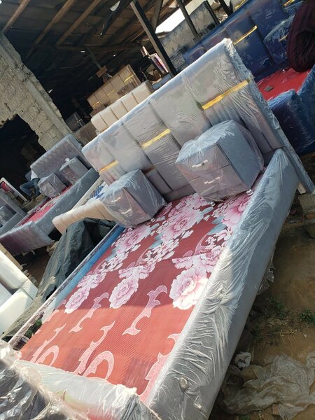 Lit moderne avec matelas