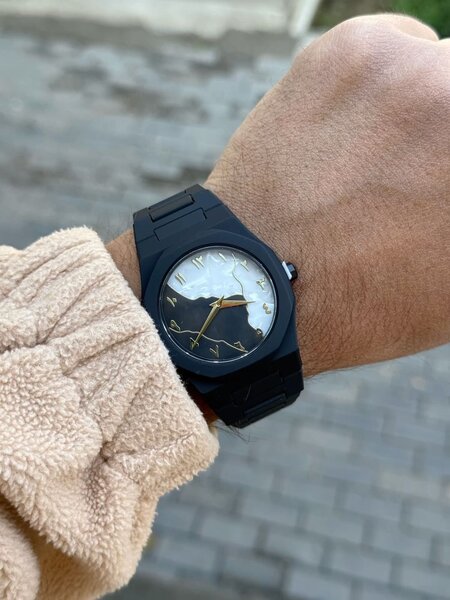 Montre bracelet noir moderne