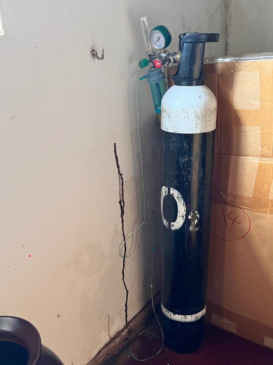 Oxygen cylinder