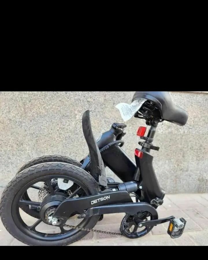 Vélo électrique pliant compact