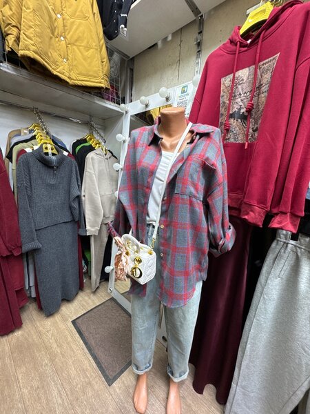 Рубашка с майкой и с джинсами