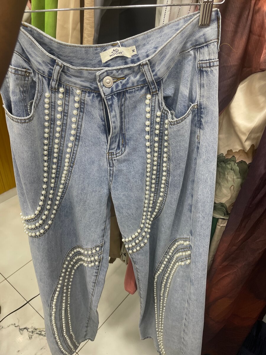 Jeans en denim brodé perles