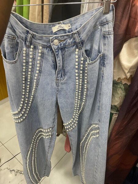 Jeans en denim brodé perles