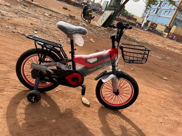 Vélo enfant rouge avec panier