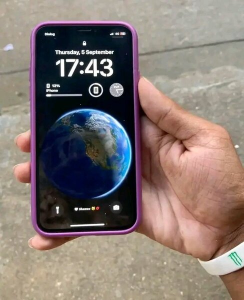 iPhone X avec Coque Violette
