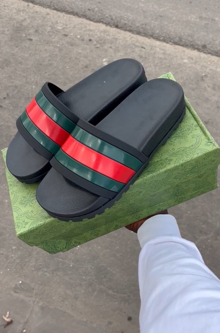 Tongs à Rayures Élégantes