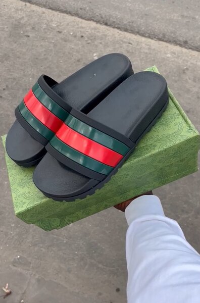 Tongs à Rayures Élégantes