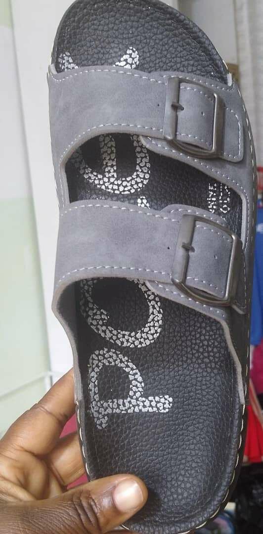 Sandales en cuir à boucles