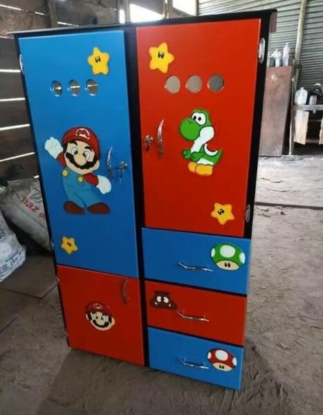 Armoire Enfant Colorée avec Décorations