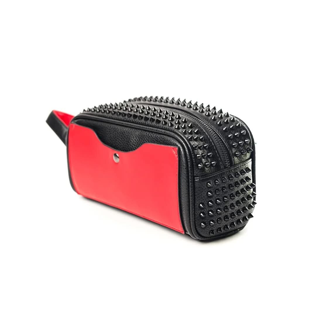 Trousse de toilette cloutée