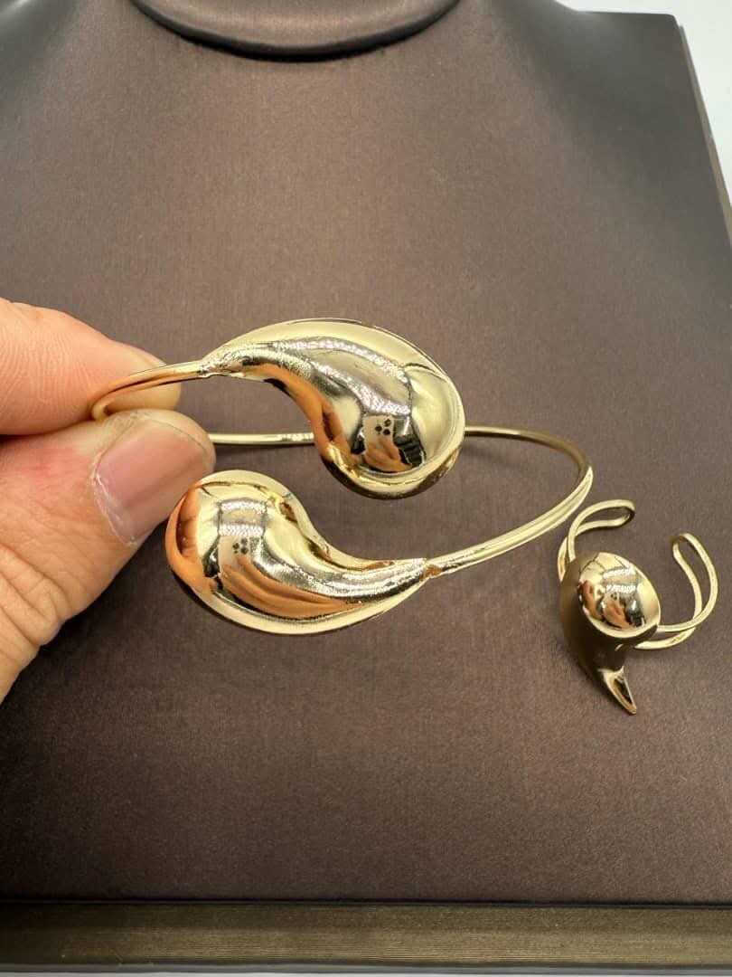 Bracelet et bague dorés élégants