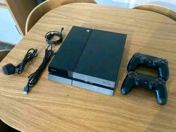 Console PS4 avec Manettes