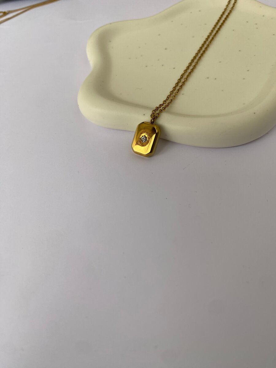 Collier pendentif doré élégant