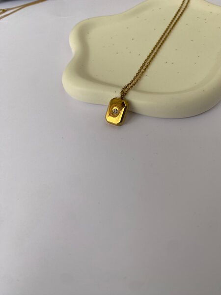 Collier pendentif doré élégant