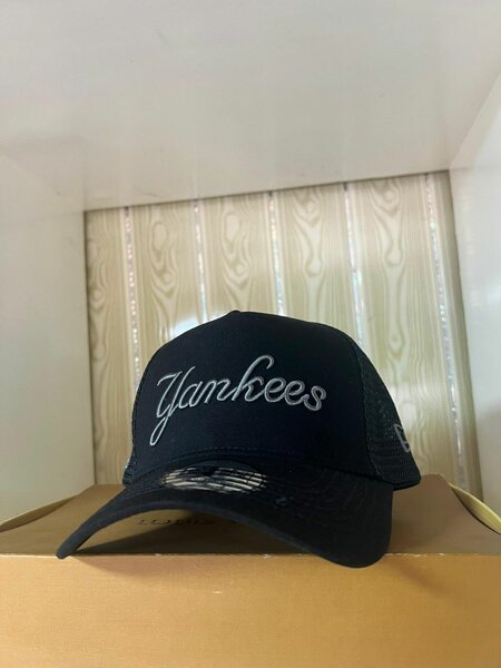 Yankees Black Trucker Cap