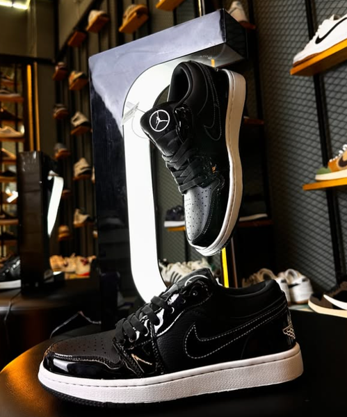 Black Nike Jordan
