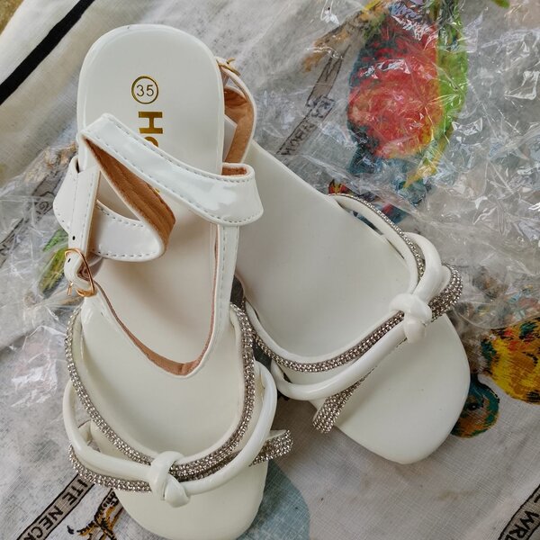 Sandales blanches élégantes